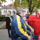 Forró teával és öleléssel várták a járókelőket