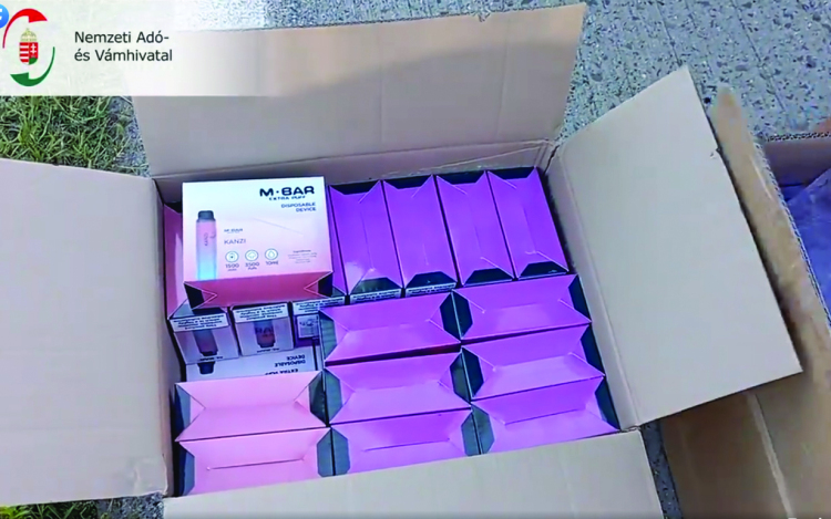 Mintegy hatezer e-cigarettát talált a NAV egy bolgár sofőrnél az M5-ösön