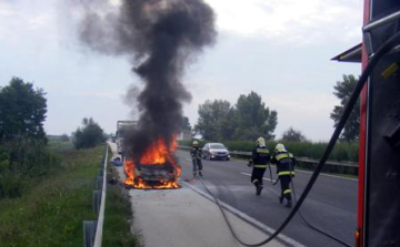 Kigyulladt egy kamion az M5-ös autópályán Kistelek közelében