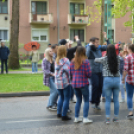 Vidám búcsú a sulitól: bolond ballagók a Kossuth utcán