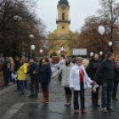 Élő szeretetláncot alkottak