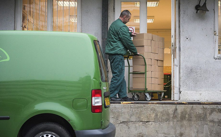 Az internetes rendelések „húzzák” a posta csomagforgalmát is