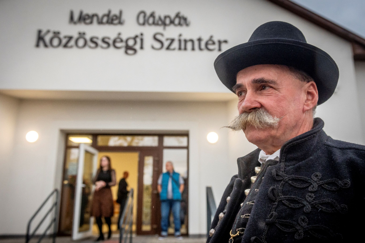  Mendel Gáspár nevét viseli a megújult Közösségi Színtér Bugacon  