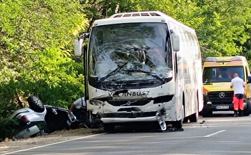 Busz és autó ütközött az 54-es főúton, két ember meghalt