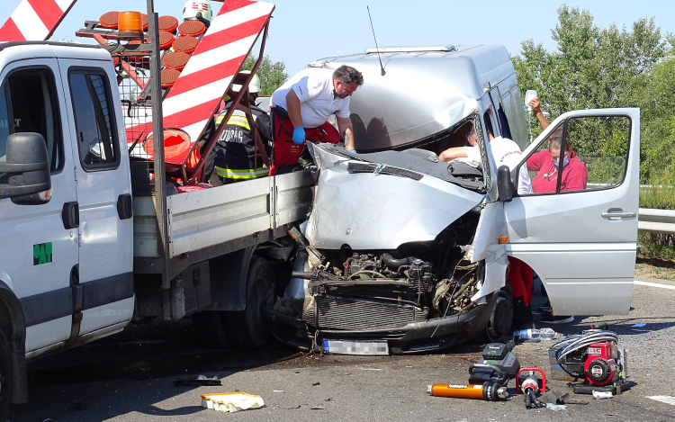 Teherautó és kisteherautó ütközött az M5-ösön