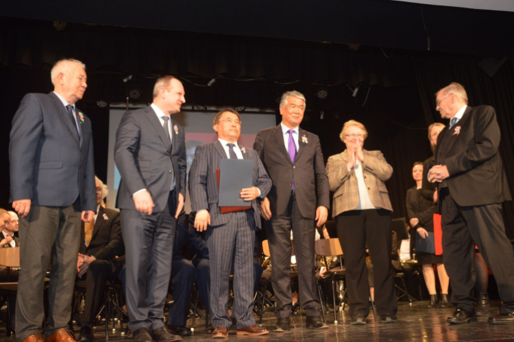 Adjunk hálát, hogy békében köszönthetjük féltve őrzött szabadságunkat