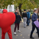 Forró teával és öleléssel várták a járókelőket