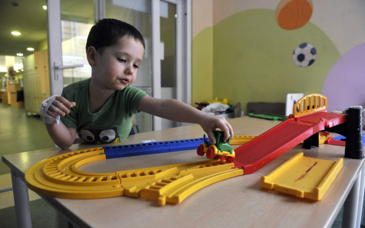 Hosszabb táppénzt kaphatnak a teljes családok