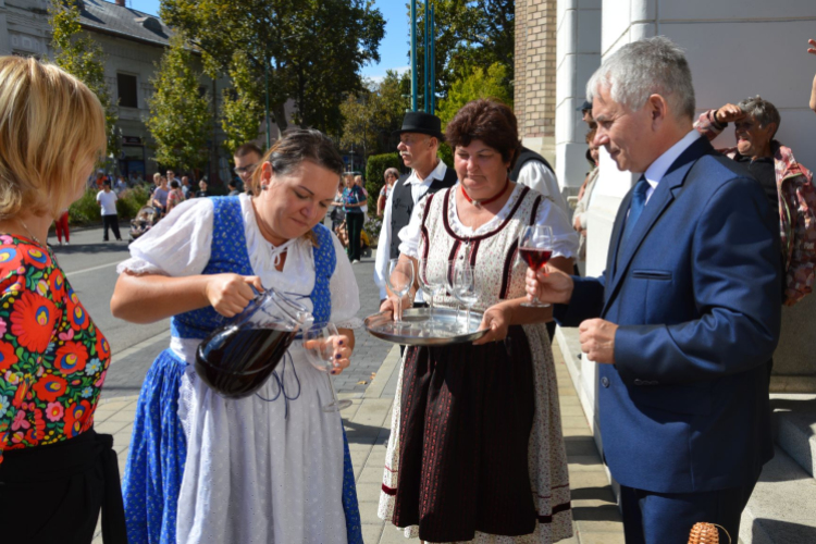 Szüreti felvonulás és borszentelés Kiskunfélegyházán