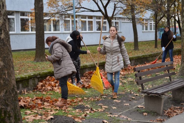 A kossuth-os diákok lelkesen szépítik a főutcát