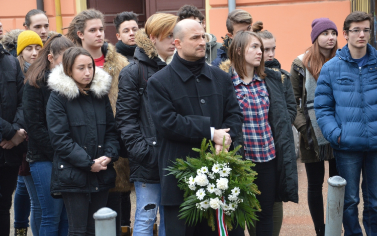 Koszorúzással tisztelegtek a nagynevű író emléke előtt