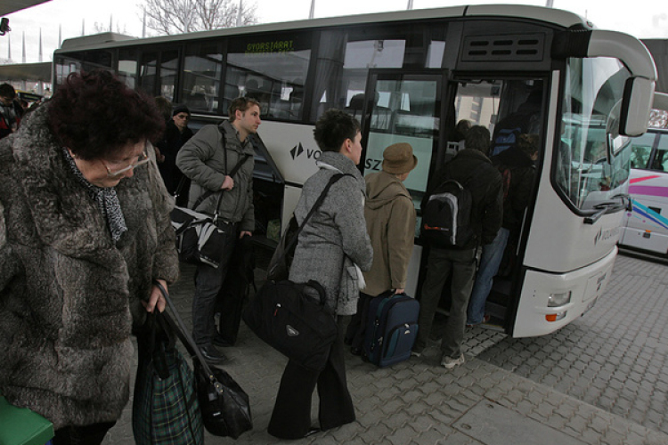 Máshogy járnak a buszok és a vonatok a szombati munkanapon