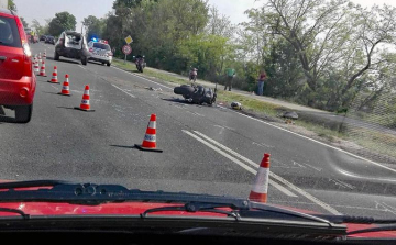 Motoros és autós ütközött az 5-ösön Városföldnél – frissítve