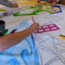 Színes dekoráció hirdeti a Gyermeknapot a Platán Iskolában