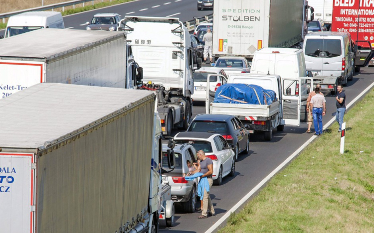 Reggel óta több tíz kilométeres a kocsisor Hegyeshalomnál