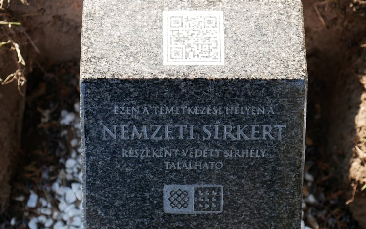 Védett sírokat jelző okos parcellaköveket helyeztek el Kiskunfélegyházán