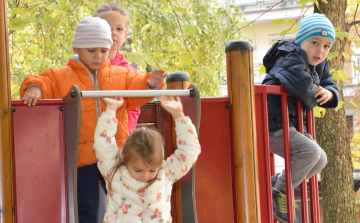 Két új játszóteret is birtokba vehettek a gyerekek