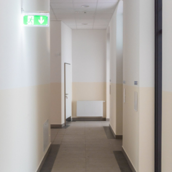 Laktanyából gyermekjóléti központ műemléképületben: egyedi fejlesztéssel gazdagodott Kecskemét