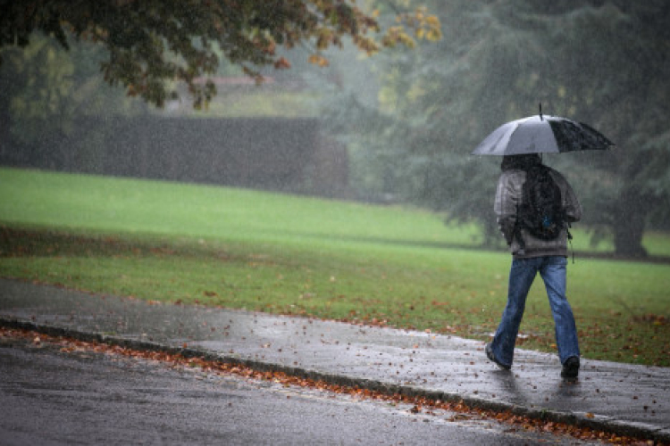 Itt figyelmeztetnek ma nagy esőre