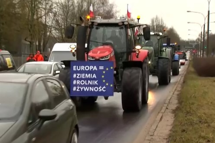 A lengyel gazdák országszerte blokád alá vették a főutakat