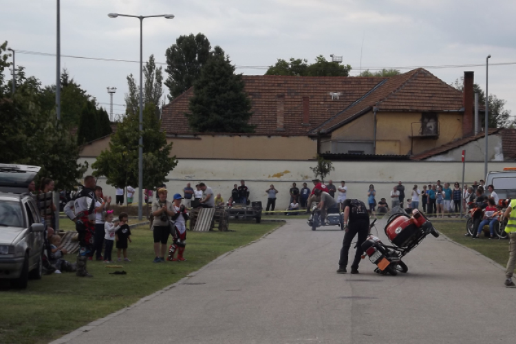 Szebbnél szebb oldalkocsis motorok a Kossuth utcán