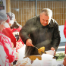 Étel- és ruhaosztást tartott szombat délelőtt az MSZP