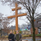 A kettős kereszt a szeretet erejét is jelképezi