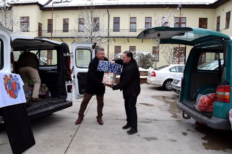 Petőfiszállás adományt nyújtott át  egy Kárpátaljai település, Nevetlenfalu részére