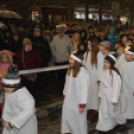 Lángra lobbant az adventi koszorú harmadik gyertyája is
