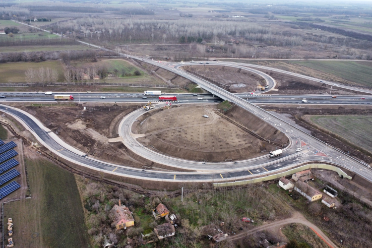 Elkészült az M5 autópálya kunszállási csomópontja
