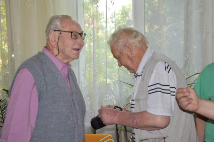 Jókedvűen, aktívan telnek a 95 éves András bácsi mindennapjai