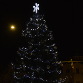 Hamarosan fellobban az első láng a város adventi koszorúján