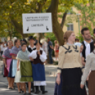 Néptáncosok sora kígyózott a platán fák árnyékában