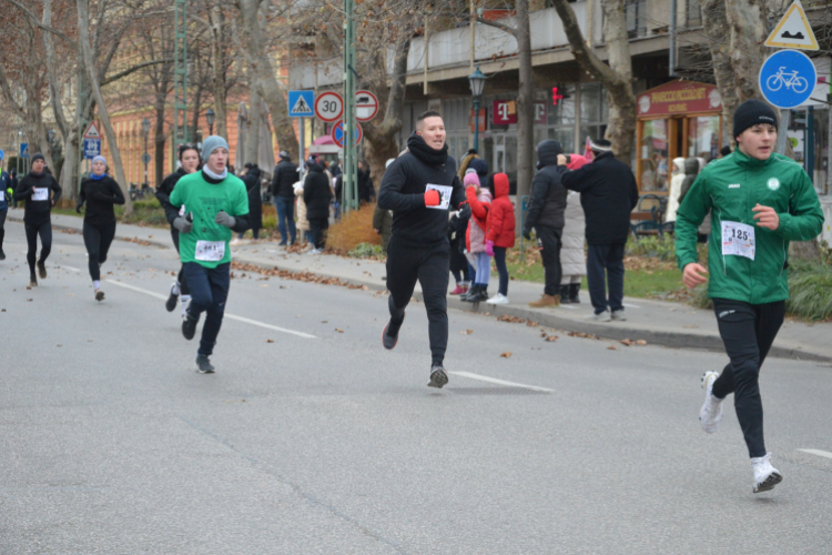 Közel kilencszáz futó mozgással búcsúztatta az óévet Félegyházán