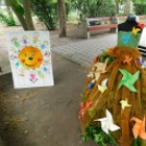 Színes dekoráció hirdeti a Gyermeknapot a Platán Iskolában