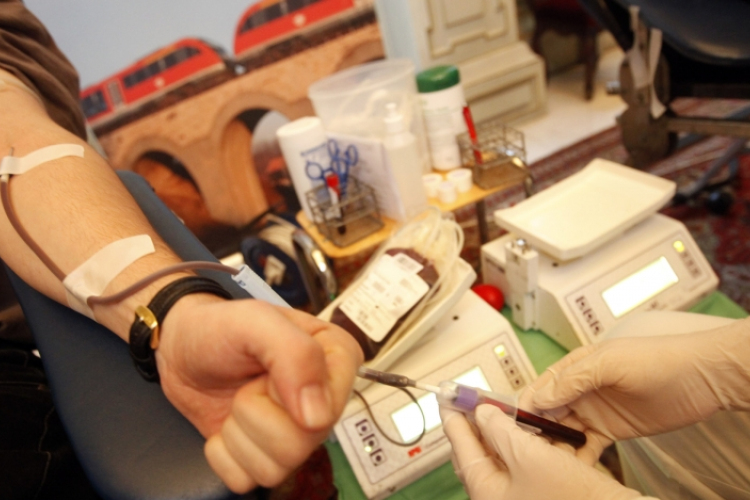 Az ellátásnak nem lehet feltétele az irányított véradás