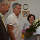 Barátjaként tekint a gurulós bevásárlótáskájára is