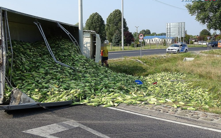 24 tonna csemegekukorica borult a körforgalomba Kecskeméten