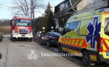 Égő karácsonyfa okozott robbanást Székesfehérvár-Kisfaludon