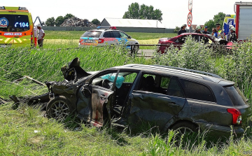 Heten sérültek meg egy balesetben Kiskunfélegyházánál (fotógalériával)