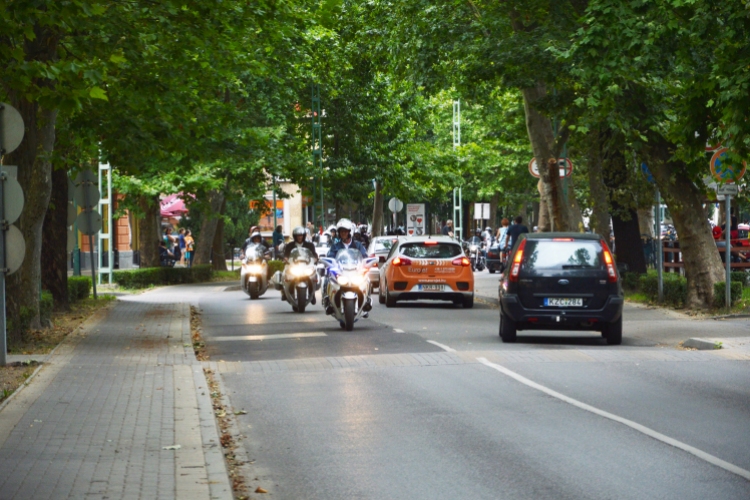 Zarándok motorosok felvonulása a Kossuth utcán
