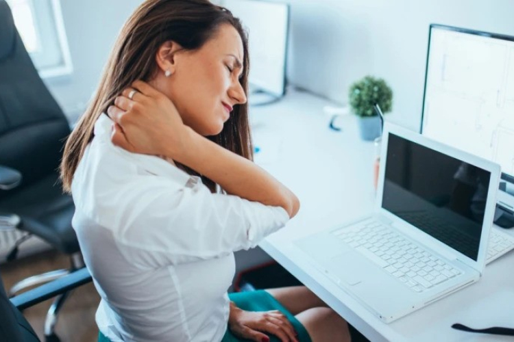 A nyaki sérv tipikus tünetei: a nyakfájástól a zsibbadásig