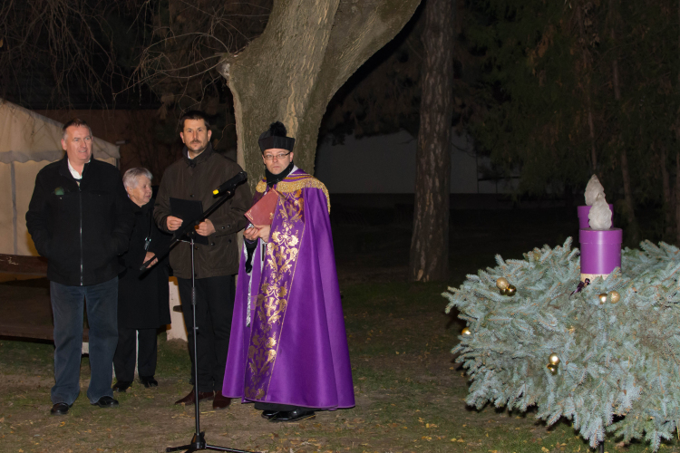 Meggyúlt az első adventi gyertya Kunszálláson