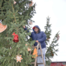 Lelkesen díszítették a fiatalok a lakótelep karácsonyfáját