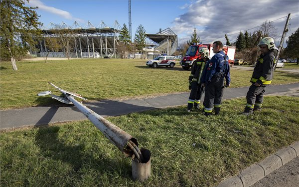 Tetőket bontott meg, fákat döntött ki és kéményeket rongált meg a szél