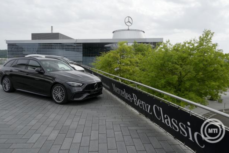 Szijjártó Péter: jövő év elején a Mercedes új kecskeméti gyára is elkezdi a sorozatgyártást