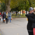 Forró teával és öleléssel várták a járókelőket