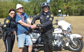 Verőfényes napsütés és remek hangulat az oldalkocsis motoros találkozón