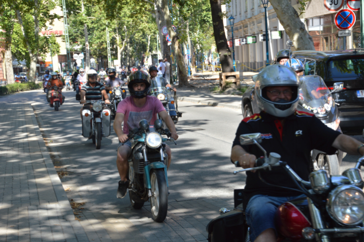 Végigdübörögtek az Oldalkocsis Motoros Találkozó résztvevői a Kossuth utcán