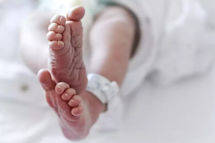 Gyorsabban lehet örökbe adni a kórházakban hagyott csecsemőket az új szabályoknak köszönhetően